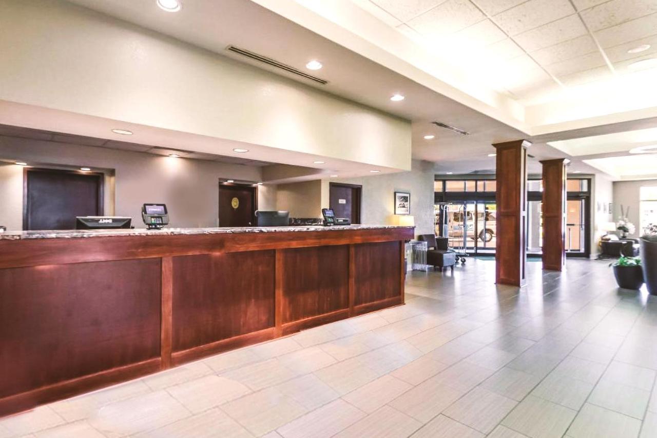 Norwood Inn & Suites Milwaukee Butler Exterior foto